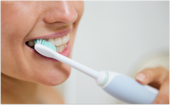 Warten Sie mindestens eine halbe Stunde, bevor Sie nach einem Brechanfall Ihre Zähne putzen! (© Alliance - Fotolia.com)
