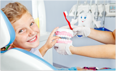 Putzdemo: Wir zeigen Ihrem Kind in der Zahnarztpraxis, wie es seine Zähne richtig putzt. (© Anatolien Samara - Fotolia.com)