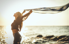 femme heureuse libérée coaching spirituel marvyn ecabert lyon