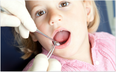 Halbjährliche Untersuchung beim Zahnarzt (© proDente e.V.)