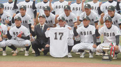 東都大学野球で優勝し、グラウンドで花城直のユニフォームを掲げる亜細亜大学の野球部