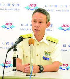 記者会見を行う花井新部長=7月31日午前、石垣海上保安部2階会議室
