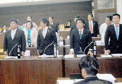 尖閣諸島自然環境基礎調査事業を盛り込んだ一般会計予算の採決で、起立して賛成する与党=27日午前、議場