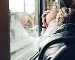 Ik stap de bus in.. en ik zie je. Je zit op zo’n 4-zits plek, met je rug naar me toe. Je kijkt door het raam. Ik moet inchecken, de mensen achter mij wachten. Voor in de bus is geen plek vrij. De mensen achter mij moeten er ook langs. Ik moet doorlope