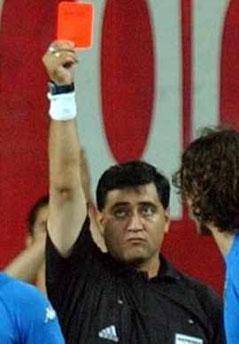 L'arbitro Liguori nel meglio del suo repertorio
