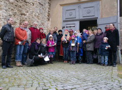 Sternsinger vor der Kirche Dobitschen