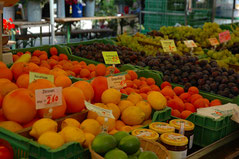 色とりどりの果物が並ぶマーケット。