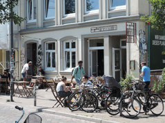 Im Sommer stehen Tische auch vor dem Café "In guter Gesellschaft". Foto: Chr. Schumann, 2020