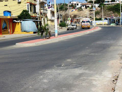 Curva de la Avenida Isidro Ayora en Jaramijó, donde se imgresa al centro de la población. Manabí, Ecuador.