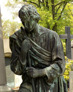 Wanderer auf Friedhof in Dresden Bild: Susann Wuschko