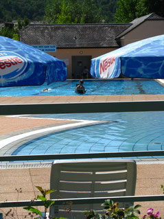 piscine près du gîte  du Clos de Servoline à St Cyprien Aveyron