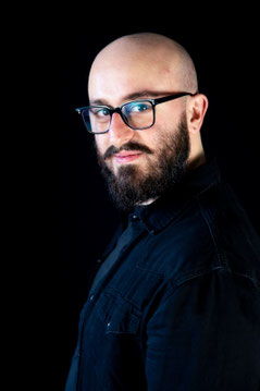 ragazzo sorridente con occhiali