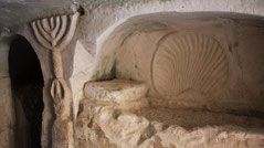 Menora in der Bet-She'arim-Bestattungs-Höhle. Grabhöhle Menora Israel