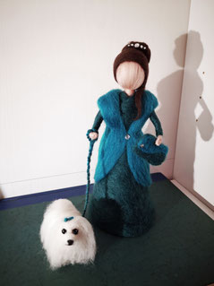 Filzfiguren-Set aus feiner Dame in Petrol mit einem Malteser Hund an der Leine. Handgemachte Filzkunst.