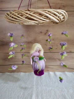 Zauberhaftes Dornröschen-Mobile im Waldorfstil – liebevolle Deko fürs Kinderzimmer, Babymobile über Babybett oder Wickeltisch, ideales Geschenk zur Babyparty oder für Mädchen.