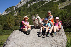 Das sind wir. Diana, Michael, Helena und Hannes mit unseren Huskies Nanouk und Gaya.