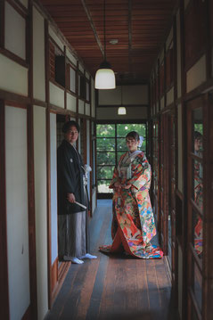 根津記念館で和装前撮り撮影を行う新郎新婦様