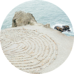 Steinlabyrinth an Küste - Symbol für Komplexität und viele Fragen, die in systemische Beratung, Coaching, Supervision gestellt werden