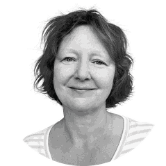 Freundlich lächelndes Schwarzweißporträt der Heilpraktikerin und Osteopathin Anja Jabs in Hamburg vor weißem Hintergrund