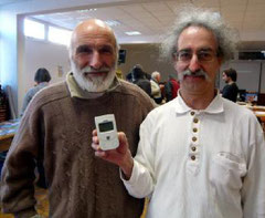 Roland desbordes et Jean-Luc Vialard du Mouvement pour la sortie du nucléaire avec dans ses mains, le fameux compteur./ Photo DDM, J-M. F.