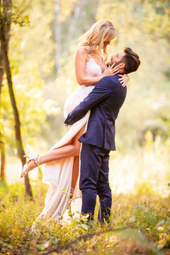 Brautpaar bei einer Hochzeit in der Sektkellerei Falkenberg – emotionale Hochzeitsfotografie in historischem Kellergewölbe