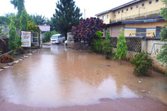 Ondergelopen inrit van Charilove. Flooded entrance.