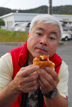 その「ケータリングサービス」をパクつく新垣選手にカメラを向けたら……ギャグかましてくれました!