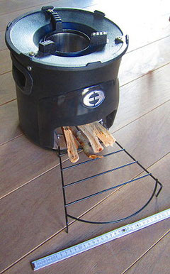 « Rocket-Stove-Envirofit-G3300 » par Cschirp — Travail personnel. Sous licence CC BY-SA 3.0 via Wikimedia Commons - https://commons.wikimedia.org/wiki/File:Rocket-Stove-Envirofit-G3300.JPG#/media/File:Rocket-Stove-Envirofit-G3300.JPG