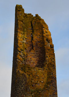 Le haut de la cheminée en ruines