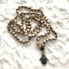 Kindermala aus hellen und dunklen Holzperlen mit Schutzengel aus Lavaperlen