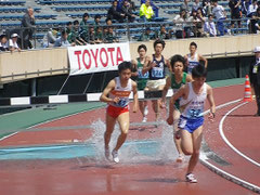 水飛沫を上げながら疾走する小倉!
