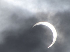 月の影が太陽の左下から抜けていく・・・