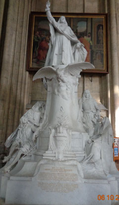 Momument dédié à Bossuet