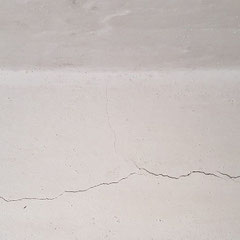 Risse in einer weißen Wand