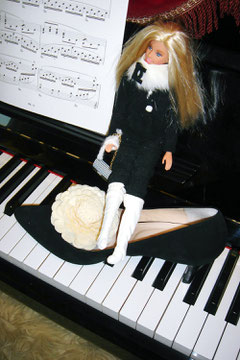 これは高校生の時に作ったバービーのお洋服^^