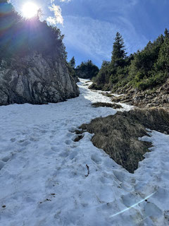 Die schneegefüllte Rinne hoch zum Sattel.
