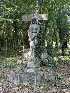 Auf dem historischen Friedhof Úti Sírkert