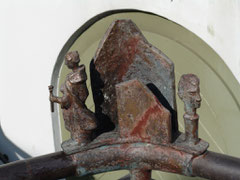 Figurenelemente aus Bronze am Alten Rathaus in der August-Bebel-Straße