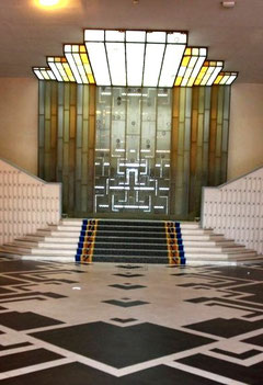 SPLENDID HOTEL - le mur lumineux du grand escalier, oeuvre des verriers Genet et Michon