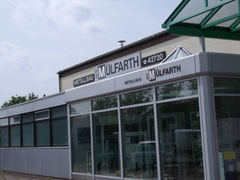 Firmengebäude in der Frontansicht