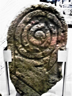 Grabstele eines iberischen Kriegers aus Emporion. Die Spirale stellt seine eingerollte Lanze dar, ist aber auch ein Symbol der Wiedergeburt