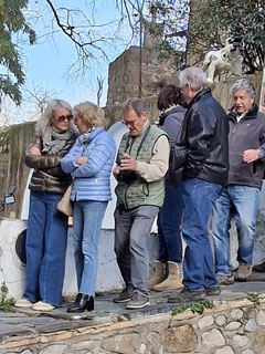 Gruppe auf der Suche nach der "Straße der Künstler"