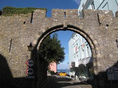 Tor in der Stadtmauer von Tenby