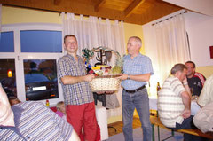 23.7.2010, 40er-Feier Hans Wimmeder jun. (Oblinger), Geschenkkorbübergabe