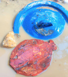 Kochtopfdeckel schwimmt in Matschsuppe.