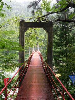 このつり橋を渡ってキャンプ場へ。