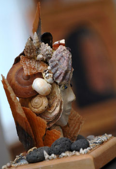 Femme et coquillages, photo de Luc Pottiez