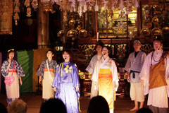 夜明けです。主人公2人が旅立ちます