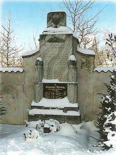 Kriegerdenkmal im Friedhof: Es zeugt vom Leid, das die beiden Weltkriege über Mödring gebracht haben und mahnt, den Frieden zu erhalten.