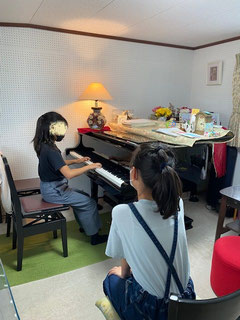 グループリハーサル小4女子の演奏風景｜大田区東雪谷羽金ピアノ教室